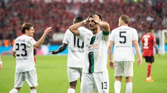 Lars Stindl wird nach seinem Treffer zum 2:2 für Borussia Mönchengladbach bei Bayer Leverkusen am 21. Mai 2023 von den Gladbach-Fans gefeiert, die Rührung ist ihm ins Gesicht geschrieben.