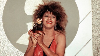 Tina Turner hält im Februar 1985 einen Grammy Award nach oben.