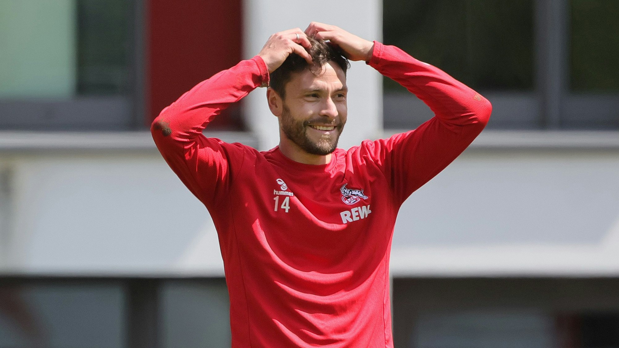 Jonas Hector grinst beim Training des 1. FC Köln.
