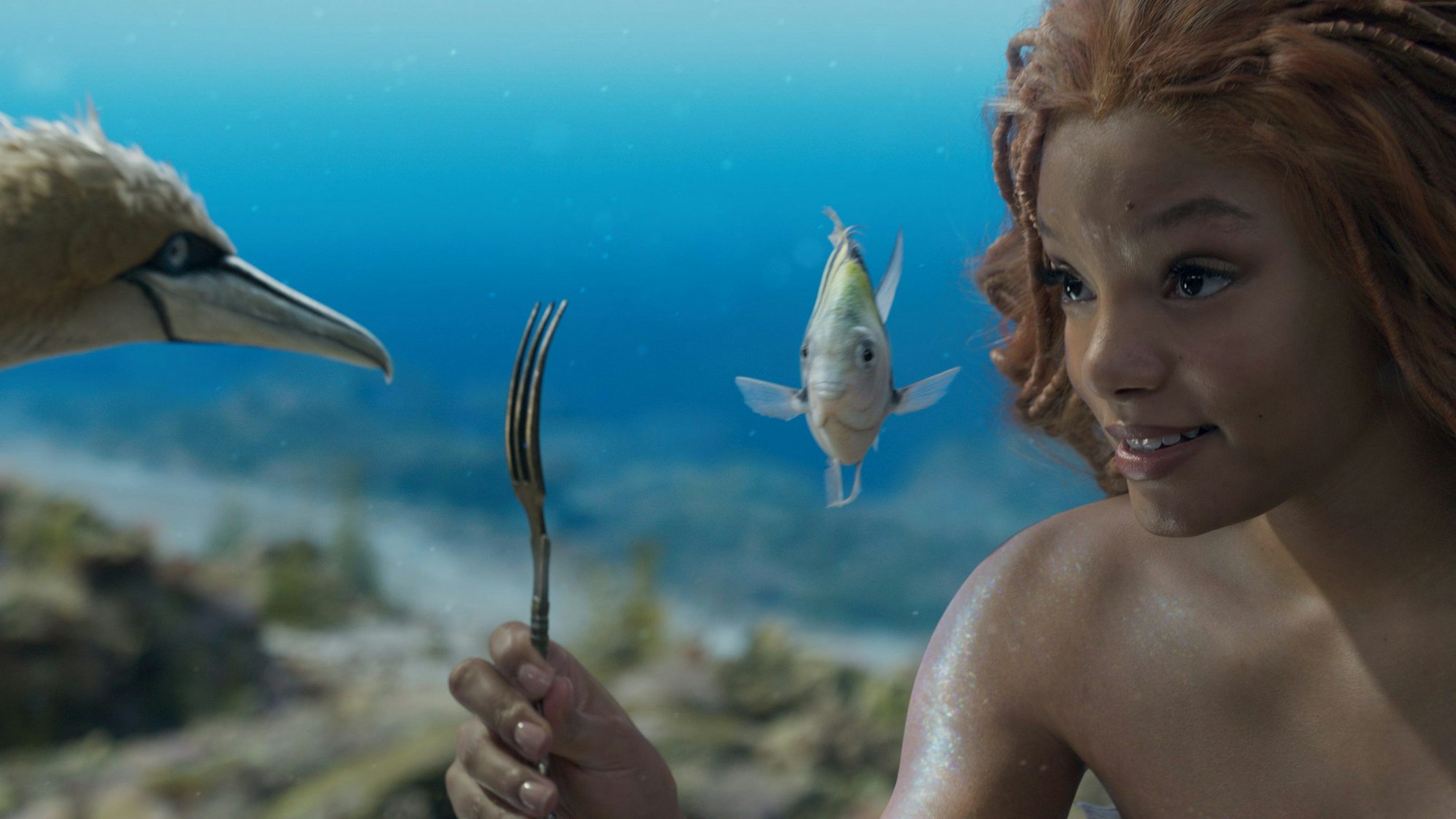 Halle Bailey als Ariel, mit Scuttle (l) und Flounder (M) in einer Szene des Films "Arielle, die Meerjungfrau".