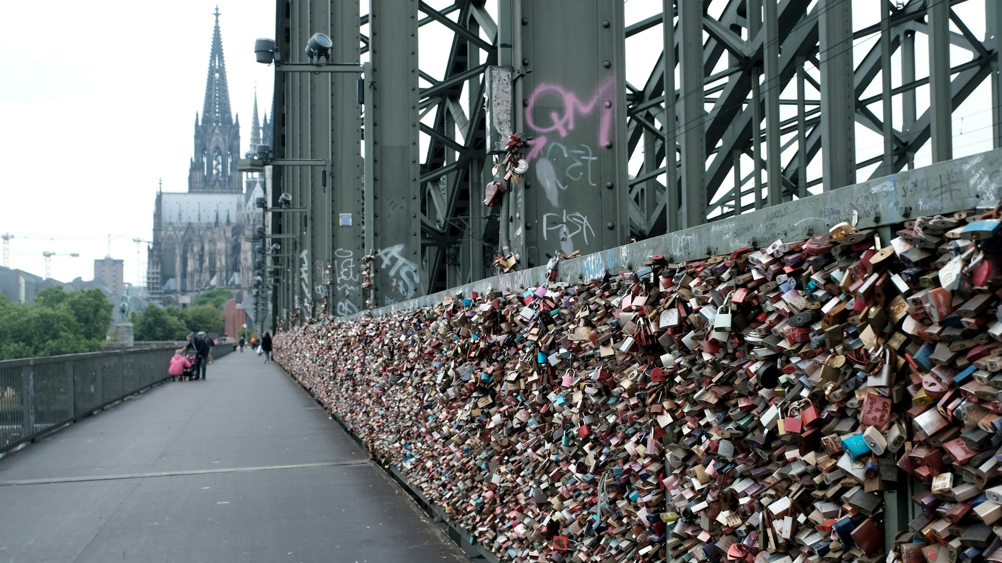 Liebesschlösser hängen an der Hohenzollernbrücke in Köln.