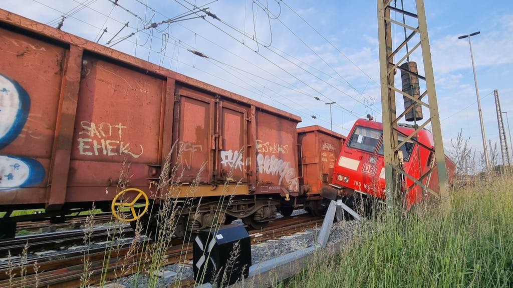 Zwei Güterzüge in Köln kollidiert. Zu sehen ist die entgleiste Lok neben den Schienen.