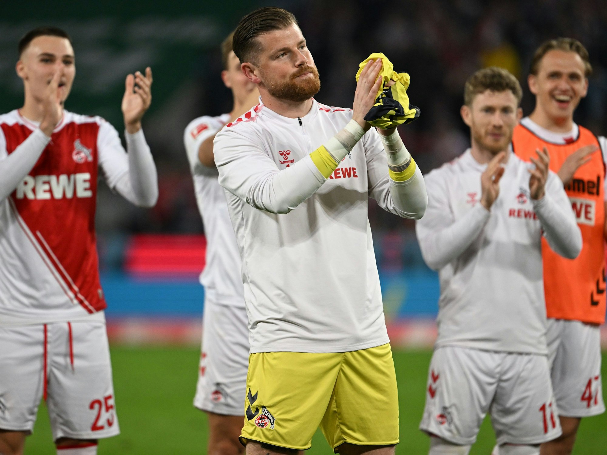 Kölns Torhüter Timo Horn applaudiert nach dem Spiel den Fans.