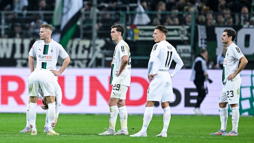 Enttäuschung nach dem 2:2 von Borussia Mönchengladbach gegen Werder Bremen am 17. März 2023. Hannes Wolf (2.v.r.) und seine Gladbach-Teamkollegen schauen konsterniert drein.