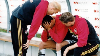 Carsten Ramelow (li.) und Torben Hoffmann (re.) trösten Michael Ballack (alle Leverkusen) nach dem verpatzten Saisonfinale zwischen SpVgg Unterhaching - Bayer Leverkusen.