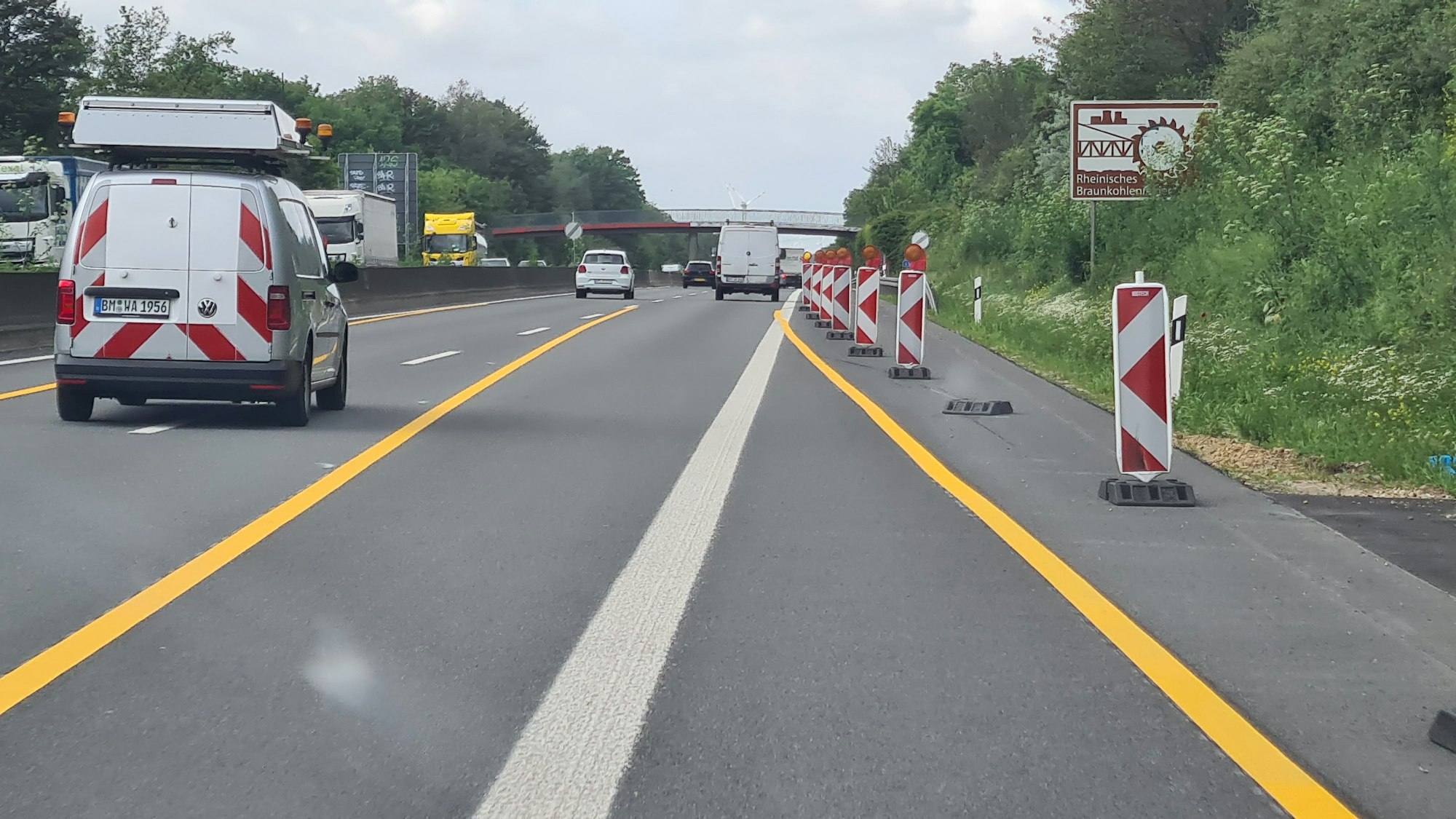 Auf dem Foto ist die A61 zu sehen. Die Autobahn bei Bergheim, Kerpen und Erftstadt wird in den nächsten Monaten wieder zur Baustelle. Gelbe Fahrbahnmarkierungen sind aufgetragen worden, am Rand stehen rot-weiße Warnbaken.
