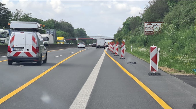 Auf dem Foto ist die A61 zu sehen. Die Autobahn bei Bergheim, Kerpen und Erftstadt wird in den nächsten Monaten wieder zur Baustelle. Gelbe Fahrbahnmarkierungen sind aufgetragen worden, am Rand stehen rot-weiße Warnbaken.