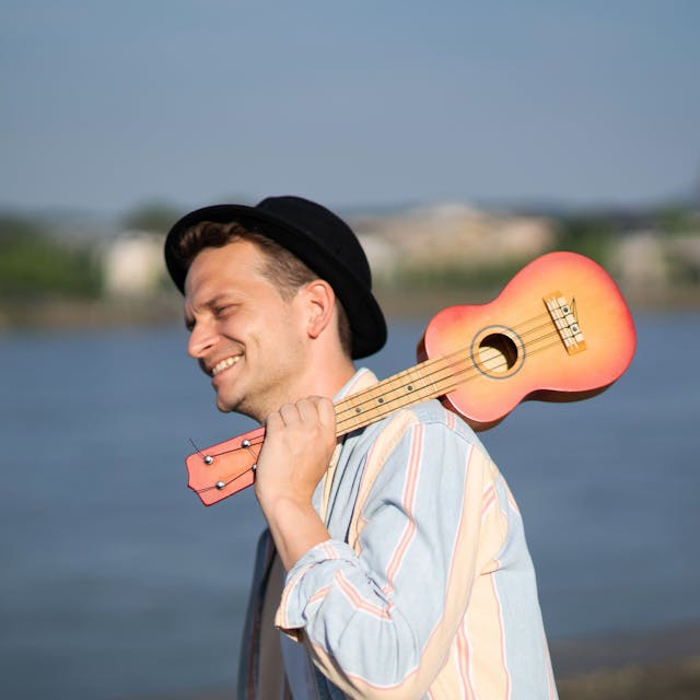 Der gebürtige Bad Münstereifeler Sänger Nico Mono trägt eine Ukulele auf seiner Schulter.