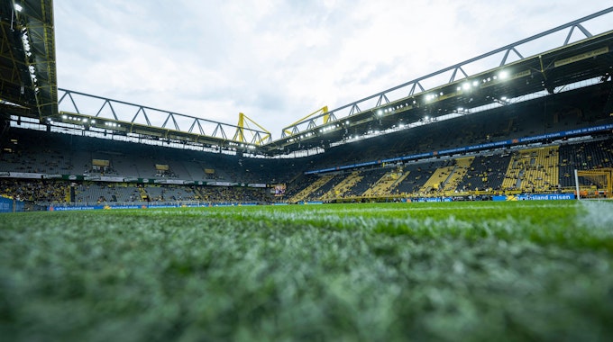 Blick vom Rasen in den Signal-Iduna-Park vor einem Spiel von Borussia Dortmund.
