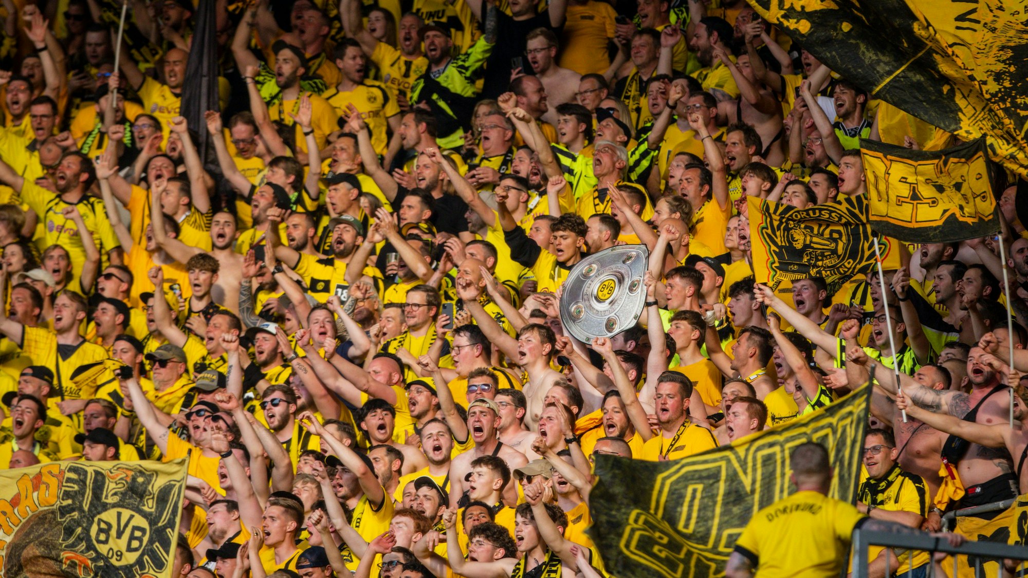 BVB Fans mit einer Attrappe der Meisterschale beim Spiel FC Augsburg - Borussia Dortmund am 21.05.2023