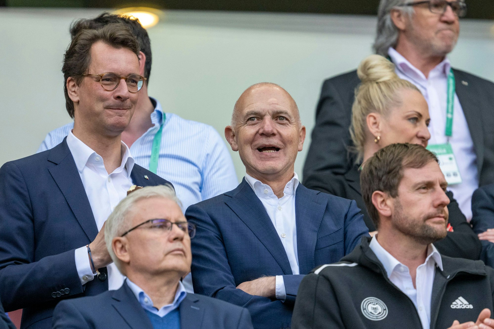 NRW-Ministerpräsident Hendrik Wüst (l) und DFB-Präsident Bernd Neuendorf stehen auf der Tribüne.