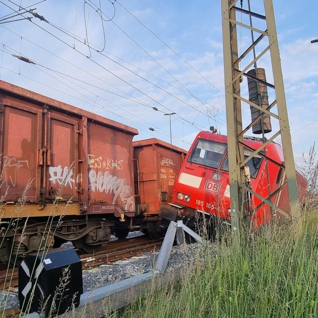 Bahnunfall in Köln-Gremberg: Eine Lok eines Güterzugs ist mit stehenden Waggons kollidiert und entgleist. Der Rangierbahnhof Gremberg musste gesperrt werden.