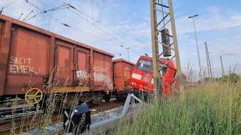 Bahnunfall in Köln-Gremberg: Eine Lok eines Güterzugs ist mit stehenden Waggons kollidiert und entgleist. Der Rangierbahnhof Gremberg musste gesperrt werden.