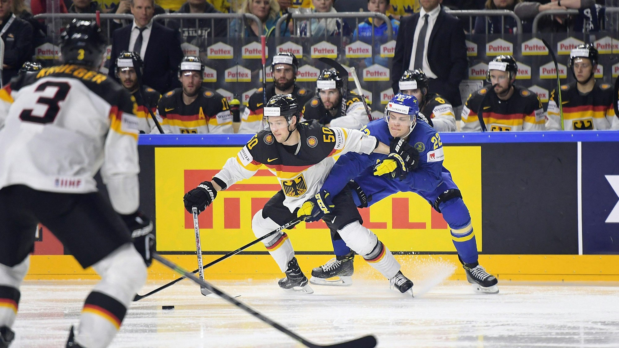 Zweikampf zwischen einem deutschen und schwedischen Spieler bei der Eishockey-WM 2017 in Köln.