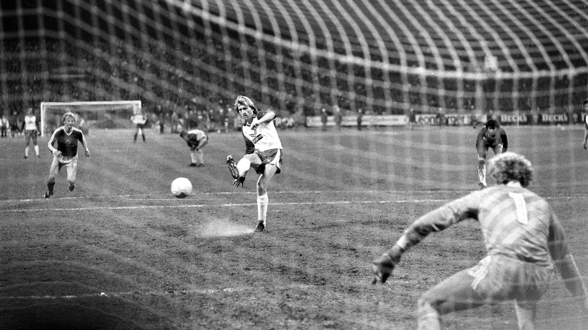 Michael Kutzop (SV Werder Bremen) schießt den Elfmeter, der die Meisterschaft 1985/1986 vorzeitig entschieden hätte, gegen den chancenlosen Torwart Jean Marie Pfaff (FC Bayern München) in der 89. Minute an den Pfosten.