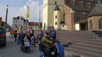 Mobilitätstour durch die Meckenheimer Altstadt mit Mobilitätsmanagerin Liena Humke, Planern und Bürgern.
