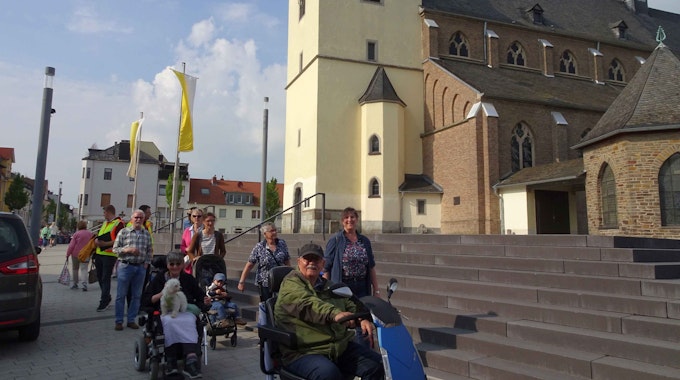Mobilitätstour durch die Meckenheimer Altstadt mit Mobilitätsmanagerin Liena Humke, Planern und Bürgern.