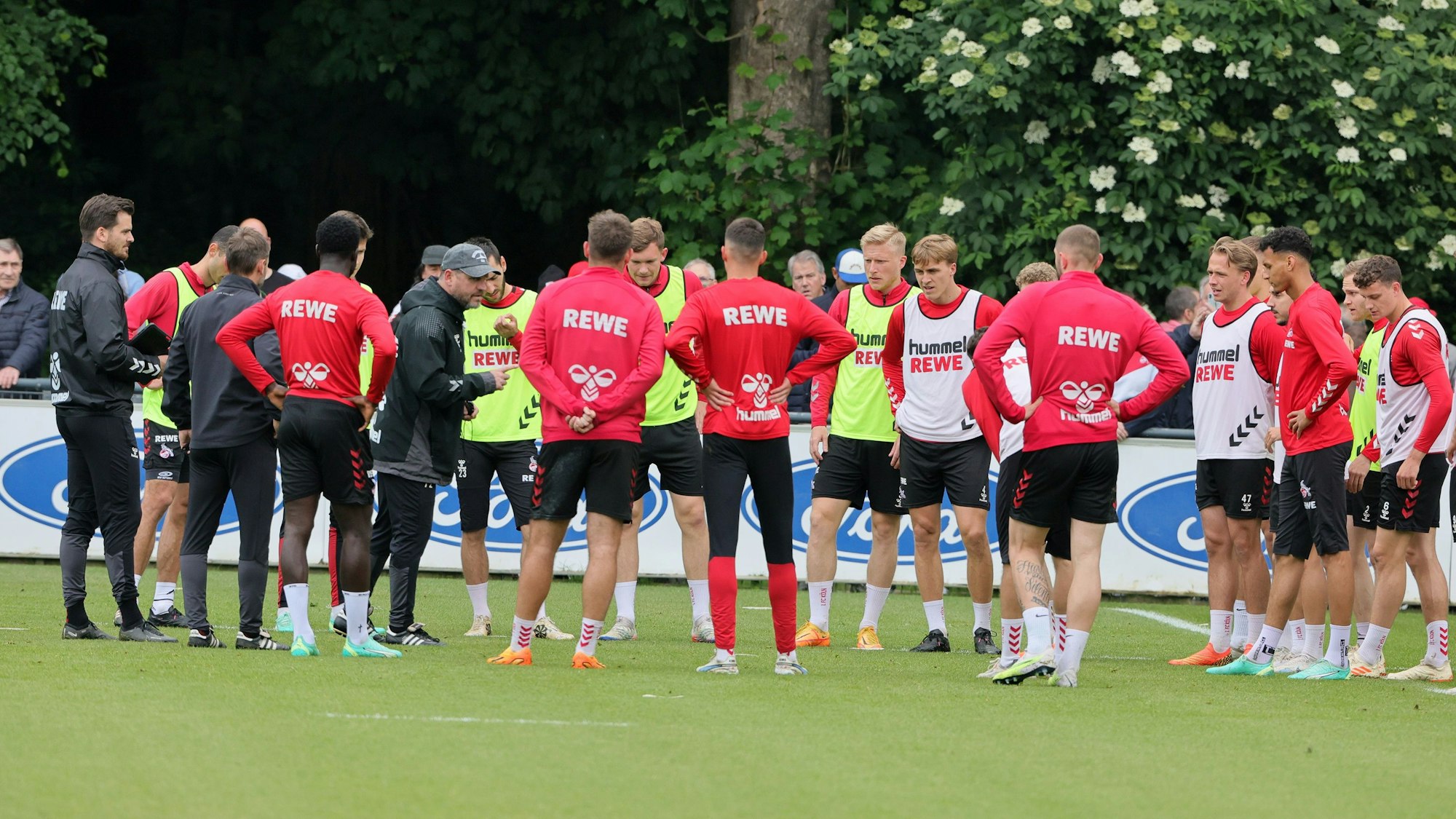 Steffen Baumgart spricht zur Mannschaft des 1. FC Köln.