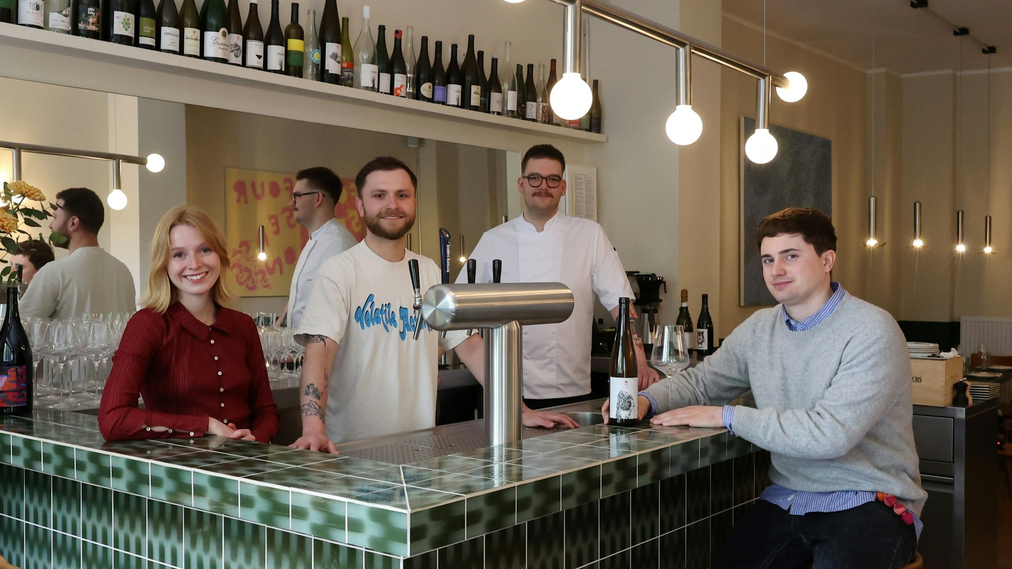 Die vier Betreiber der Frohnatur Weinstube in ihrem Lokal in Köln