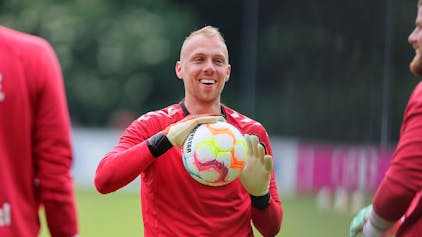 Torhüter Marvin Schwäbe vom 1. FC Köln lacht im Training.