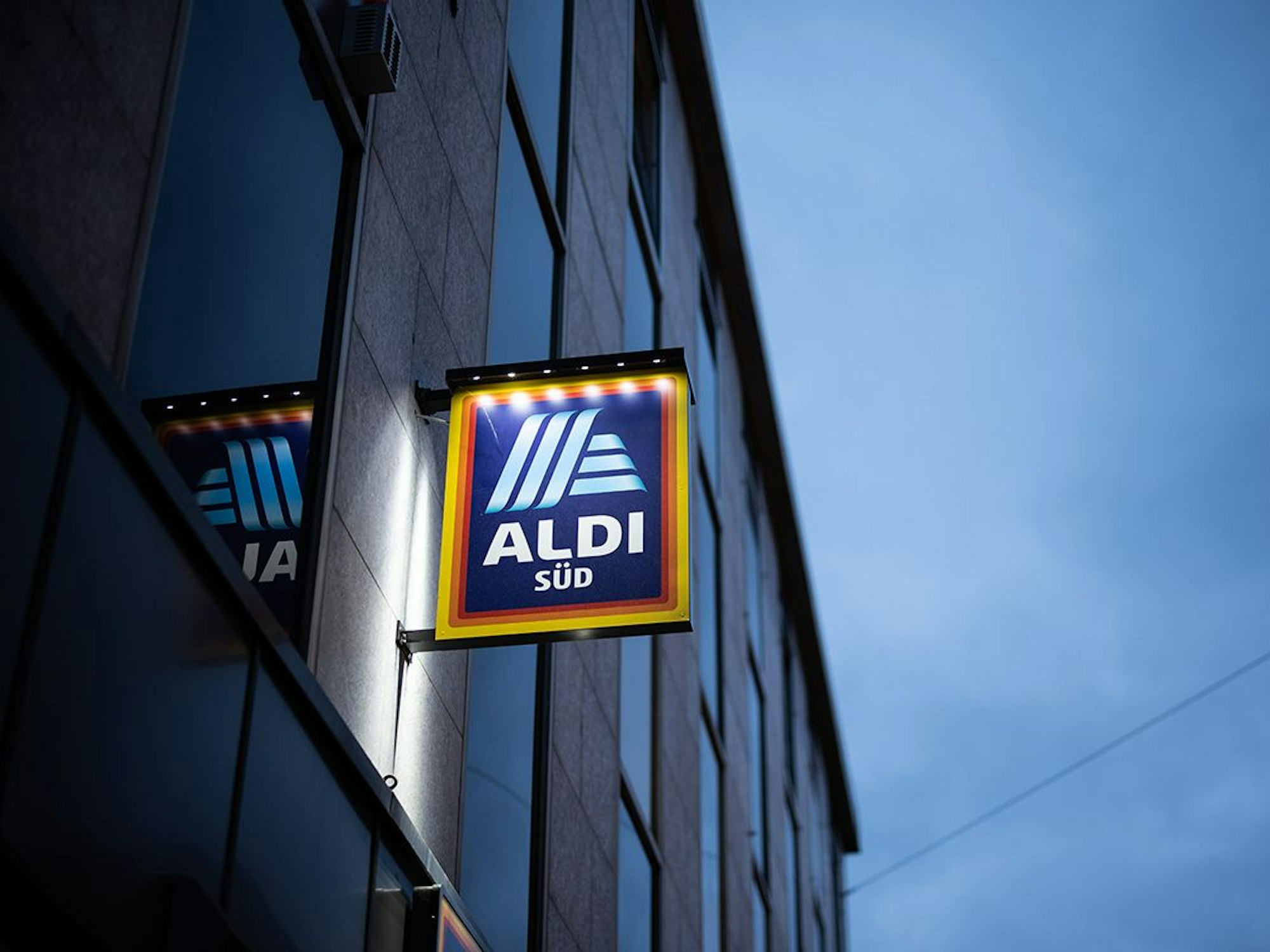 Das Logo einer Aldi-Filiale an einem Gebäude.