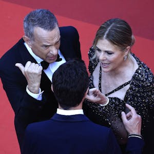 Tom Hanks und Rita Wilson reden auf einen Mitarbeiter in Cannes ein.