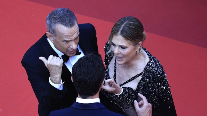 Tom Hanks und Rita Wilson reden auf einen Mitarbeiter in Cannes ein.