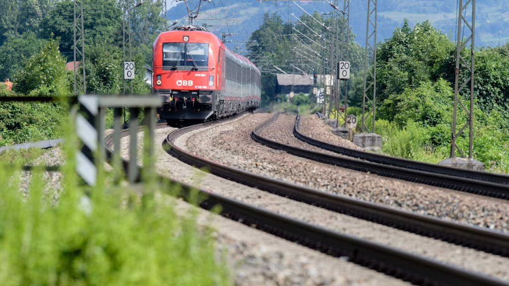 Ein Zug der Österreichischen Bundesbahnen (ÖBB) fährt über die Gleise der Bahntrasse durch das Inntal zwischen Rosenheim und Kufstein.&nbsp;