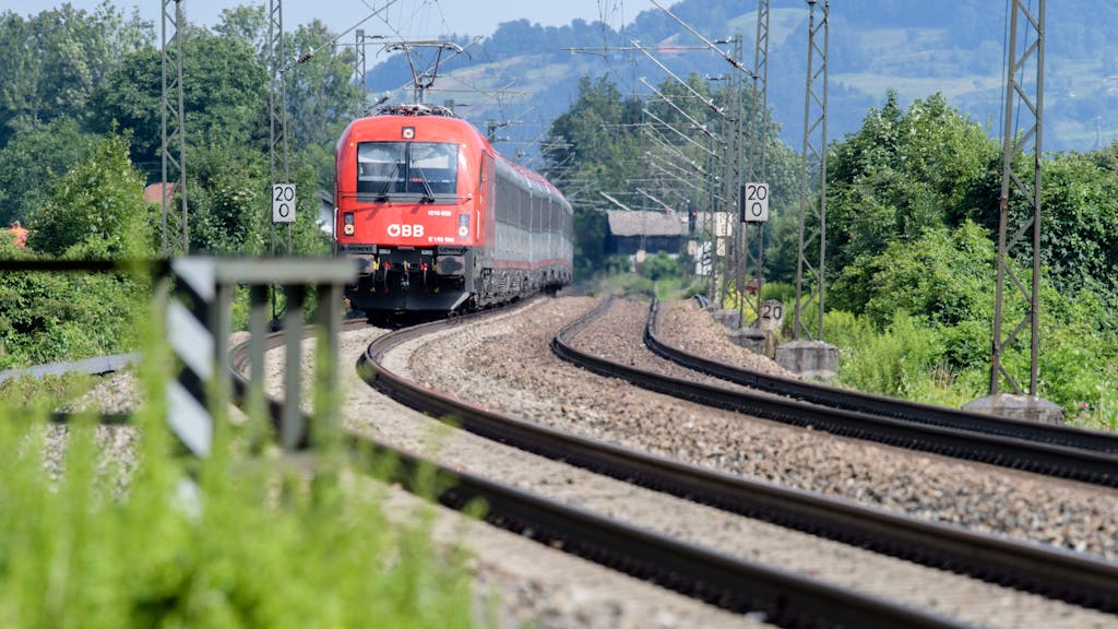 Ein Zug der Österreichischen Bundesbahnen (ÖBB) fährt über die Gleise der Bahntrasse durch das Inntal zwischen Rosenheim und Kufstein.&nbsp;