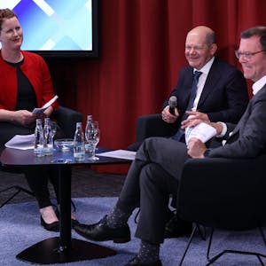Sarah Brasack, stellvertretende Chefredakteurin des „Kölner Stadt-Anzeiger“, Bundeskanzler Olaf Scholz (SPD, Mitte) und Chefredakteur Carsten Fiedler.

