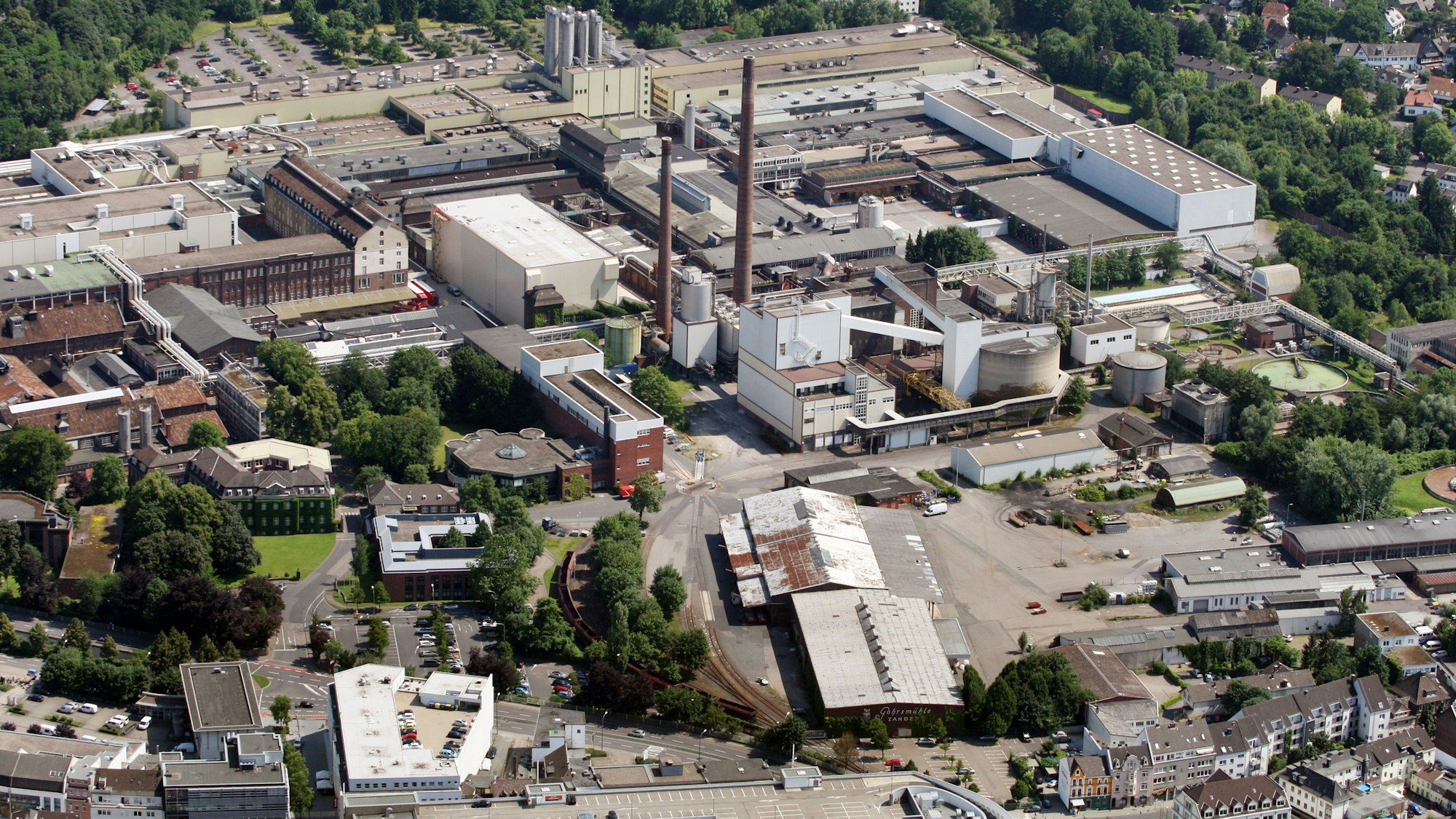 Auf einem Luftbild ist das Geländer der ehemaligen Papierfabrik Zanders in Bergisch Gladbach zu sehen.