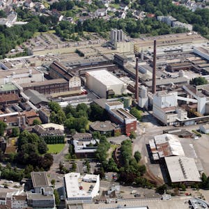 Auf einem Luftbild ist das Geländer der ehemaligen Papierfabrik Zanders in Bergisch Gladbach zu sehen.