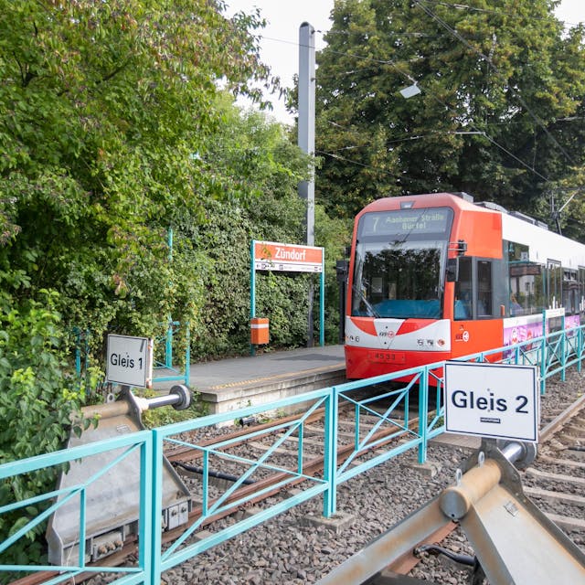 Noch ist für die Linie 7 in Zündorf Schluss, das soll sich ändern. 