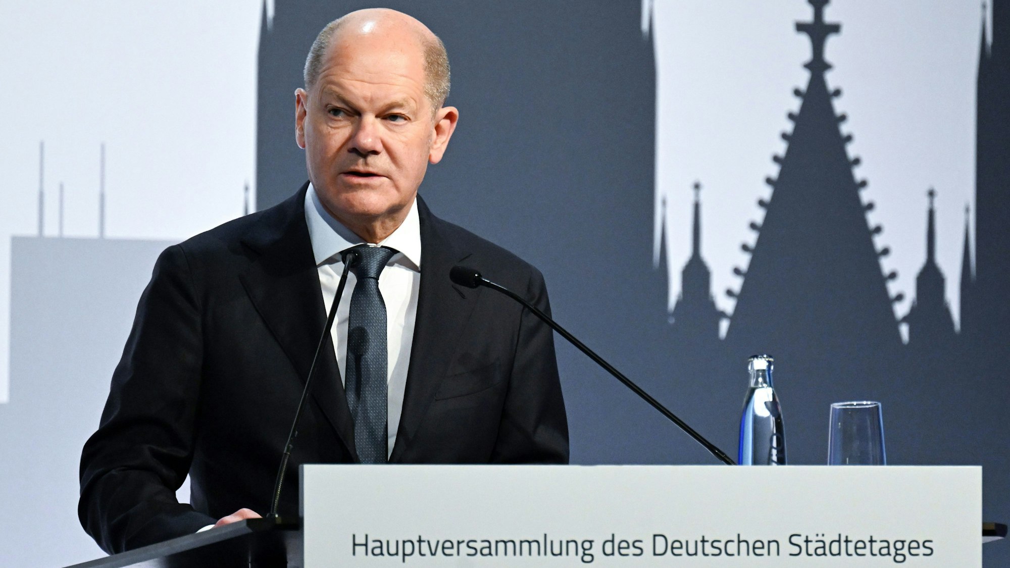 Köln: Bundeskanzler Olaf Scholz (SPD) spricht während der Hauptversammlung des Deutschen Städtetages.