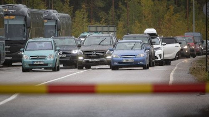 Russische Autos stauen sich am Grenzkontrollpunkt Vaalimaa, an der Grenze von Finnland und Russland