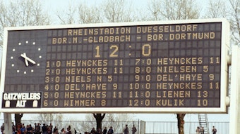 Die Anzeigetafel im Düsseldorfer Rheinstadion zeigt den deutlichen 12:0 Sieg der Gladbacher gegen die Dortmunder an.