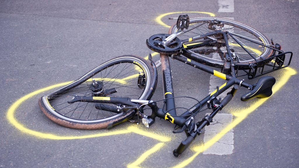 Ein zerstörtes Fahrrad liegt nach einem Unfall auf der Straße.&nbsp;
