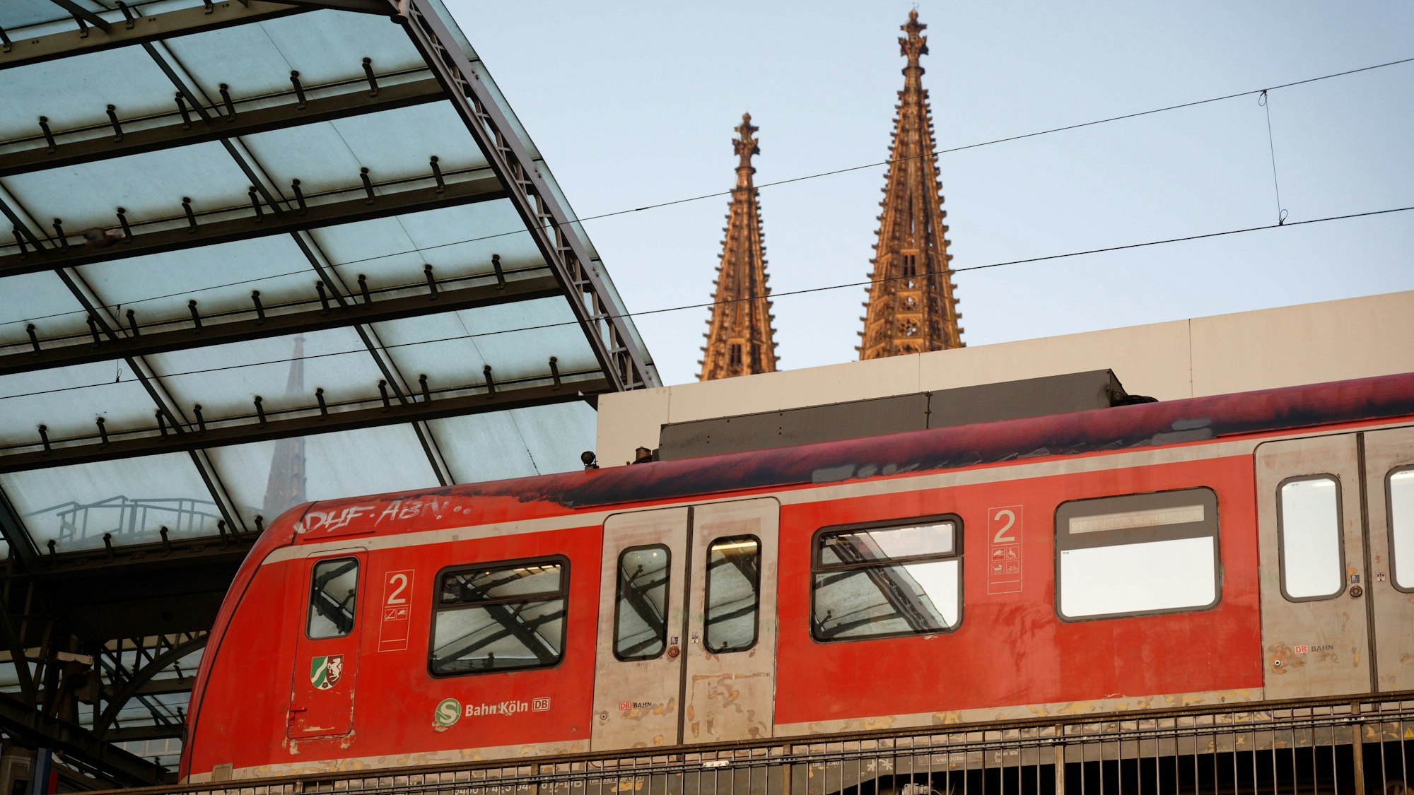 Eine S-Bahn steht im Hauptbahnhof in Köln. Die Eisenbahner-Gewerkschaft EVG hat mit der Deutschen Bahn in der vierten Tarifrunde verhandelt. (Symbolbild)