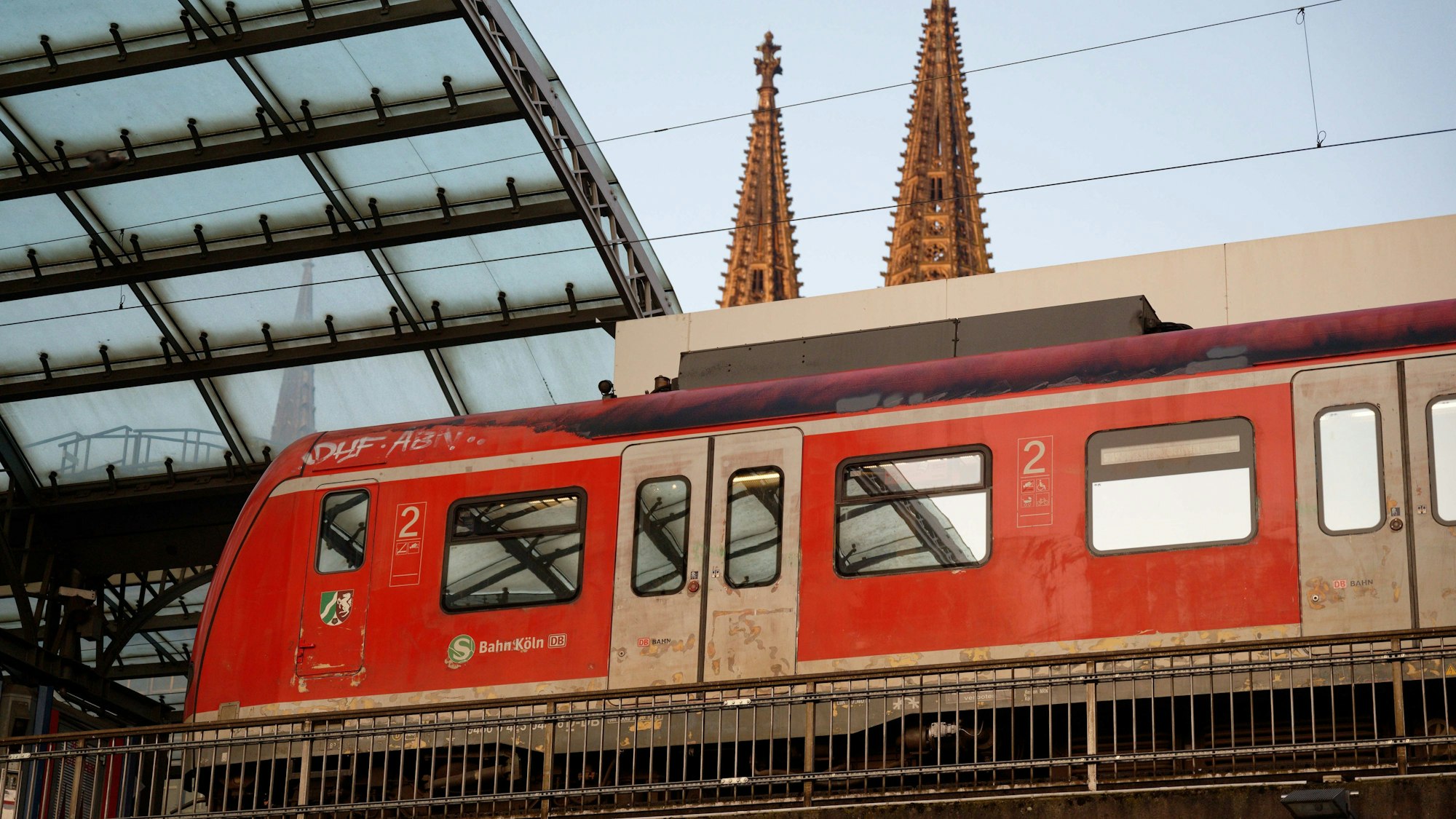 Ein S-Bahn fährt in den Kölner Hauptbahnhof. Am Freitagmorgen, 2. Juni, haben Unbekannte die Gleise betreten, es kam zu Zugausfällen und Verspätungen (Symbolbild)