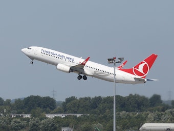 Ein Flugzeug der Fluggesellschaft Turkish Airlines startet auf dem Düsseldorfer Flughafen.