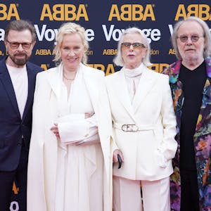 Björn Ulvaeus (l-r), Agnetha Fältskog, Anni-Frid Lyngstad und Benny Andersson auf dem roten Teppich.