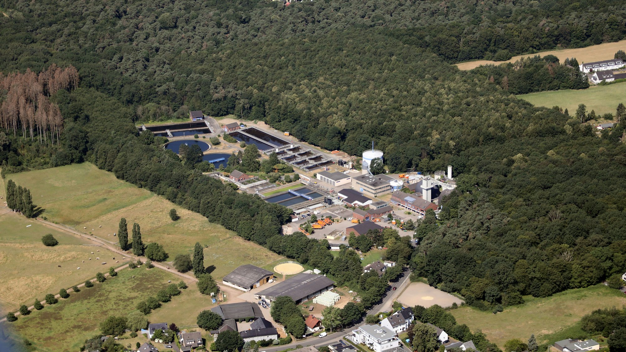Zentralklärwerk Beningsfeld in Refrath, Luftbild.