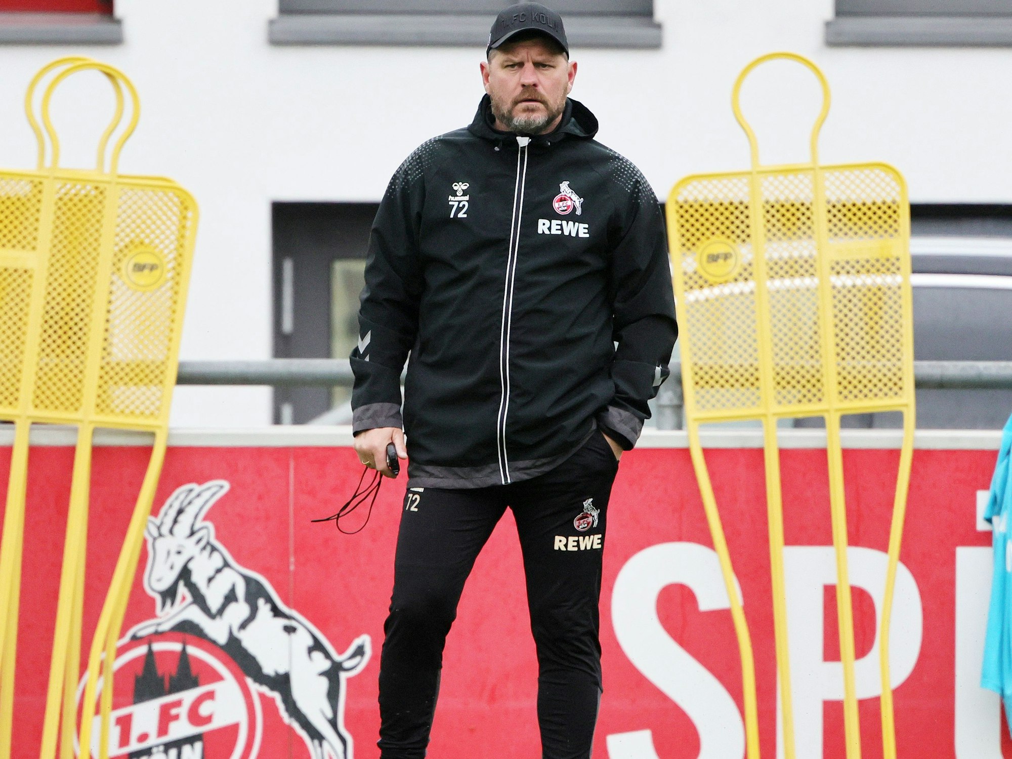Steffen Baumgart beobachtet das Training des 1. FC Köln.