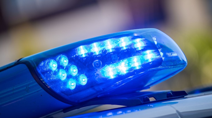 Niedersachsen, Vechta: Ein Blaulicht ist auf dem Dach eines Polizeifahrzeugs zu sehen. (Symbolbild)