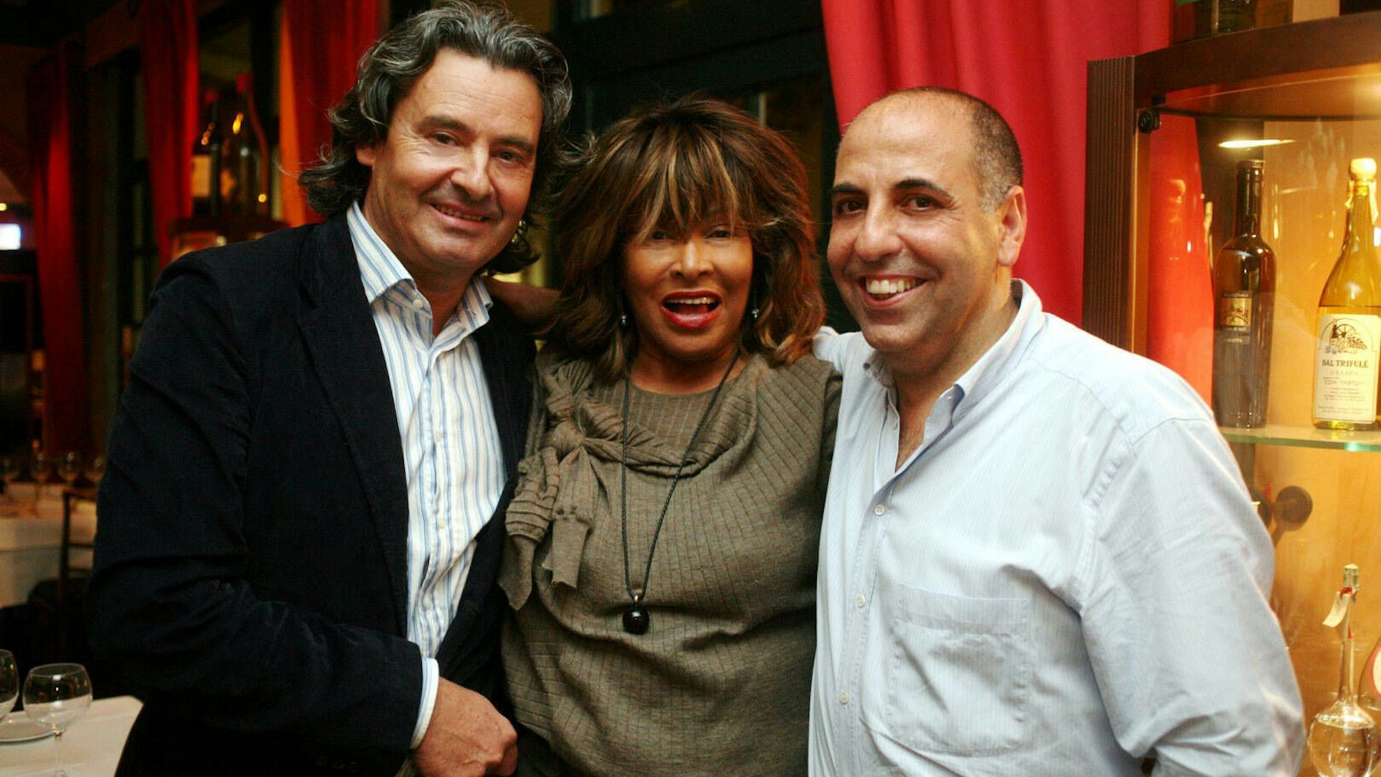 Tina Turner und Erwin Bach mit dem Kölner Gastronomen Salvatore Luca in seinem Restaurant „La Vita“