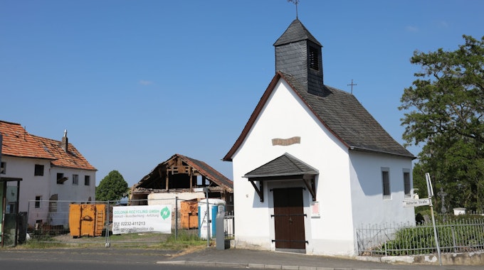 Der Hobshof und die Vinxeler Kapelle: Eine weiße Kapelle steht neben einer Baustelle.