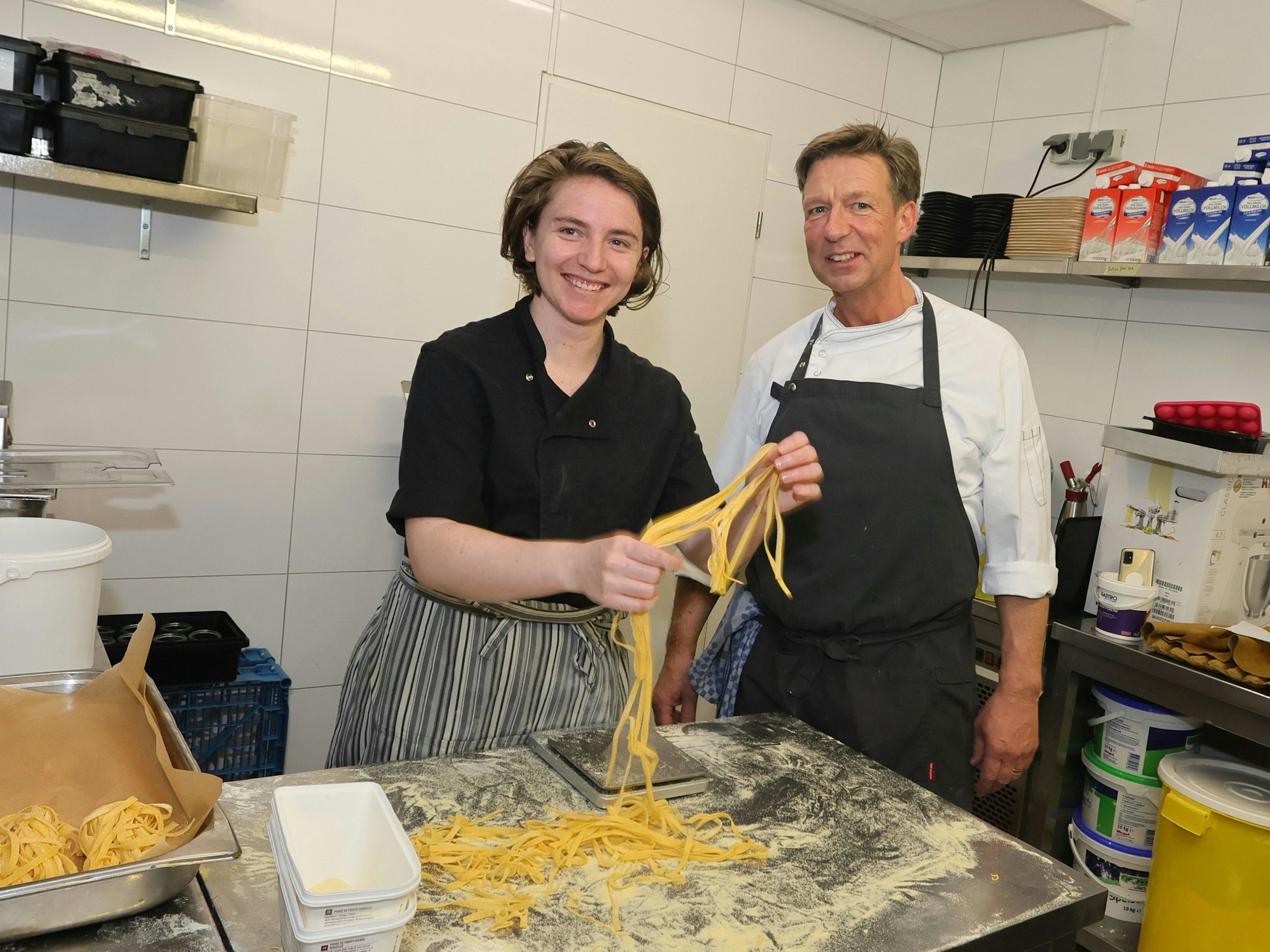 Küchenchef Jörg Spauke schaut Valeria beim Pasta machen über die Schulter,

