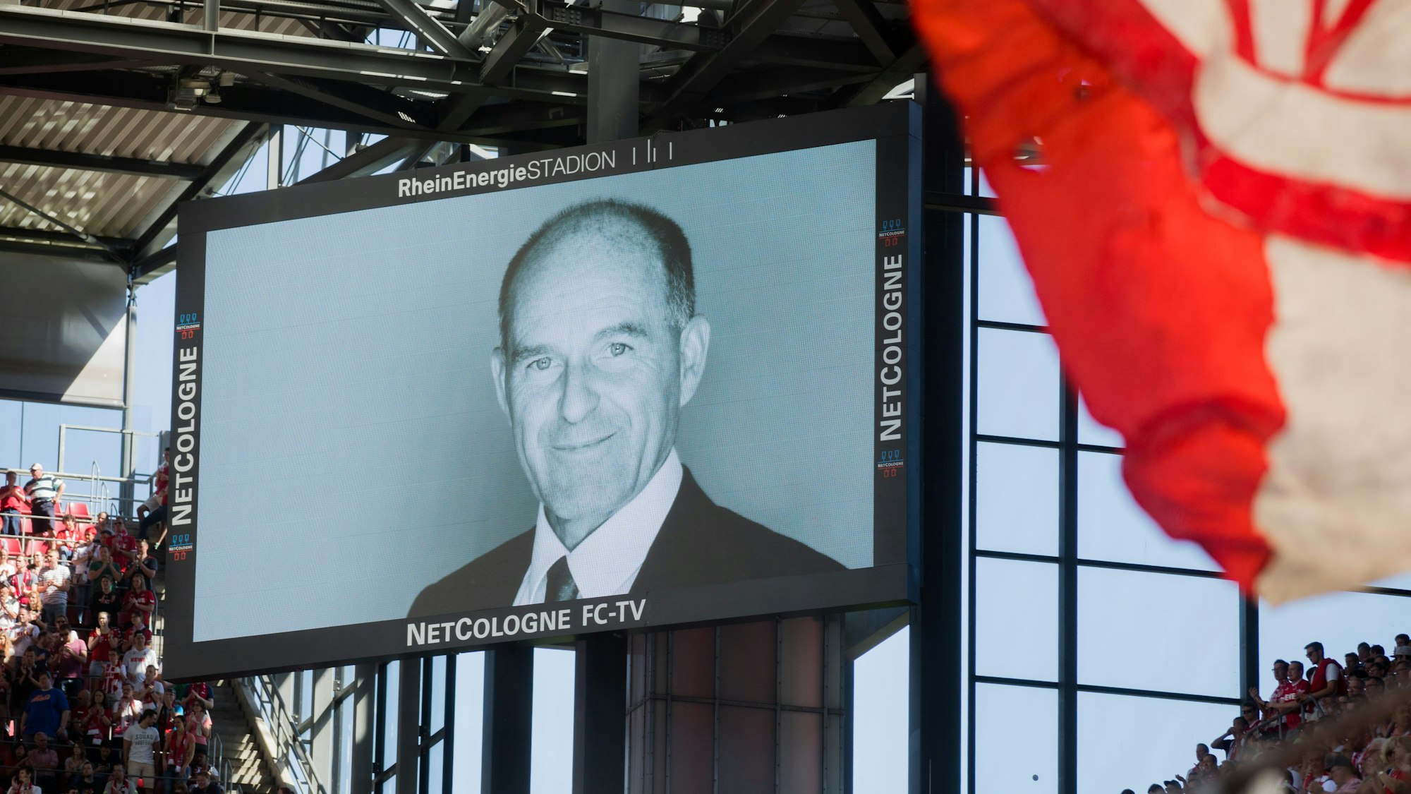 Bild von Karl-Erivan Haub auf einer Anzeigetafel im Kölner Rhein-Energie-Stadion.