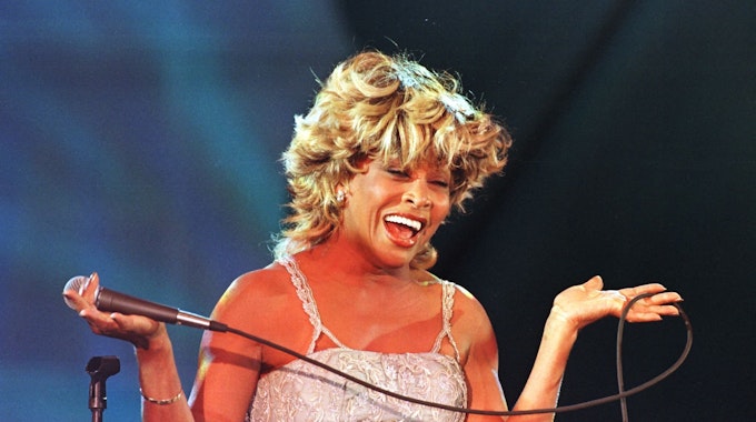 Die US-Sängerin Tina Turner singt während ihres Auftritts bei der Macy's Passport '97 Benefizveranstaltung und Modenschau am 18. September in San Francisco, CA. Mit der Show sollen Spenden und das Bewusstsein für das AIDS-Virus gestärkt werden. Die Rocklegende Tina Turner, die das Publikum jahrzehntelang mit ihren Liedern begeisterte, starb am 24. Mai 2023 im Alter von 83 Jahren nach langer Krankheit.