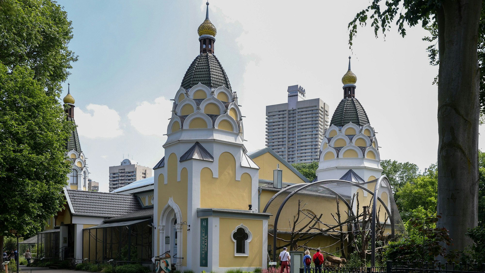 gelb-weißes Gebäude, dass einer russisch-orthodoxen Kirche ähnelt